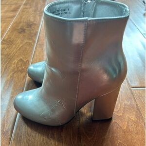 Size 6 Metallic Silver Boot